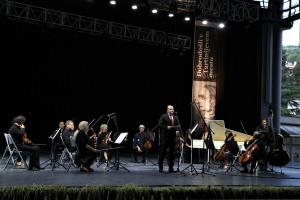 Dvojni bis za maestra Ughija in I Filarmonici di Roma 7